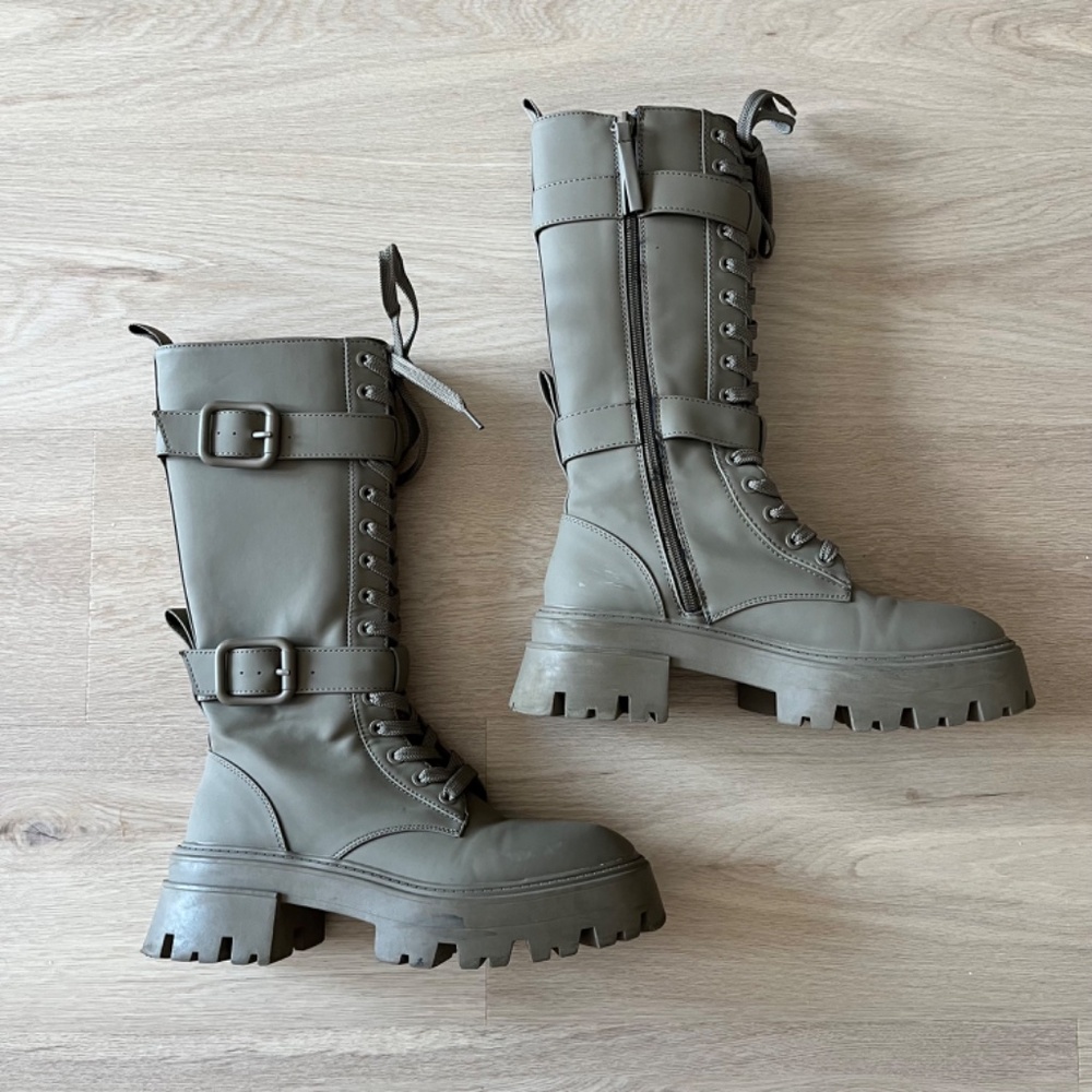 🍂 Zara Military Waxed Finish Laced Chunky Lug Sole Boots in Green Olive